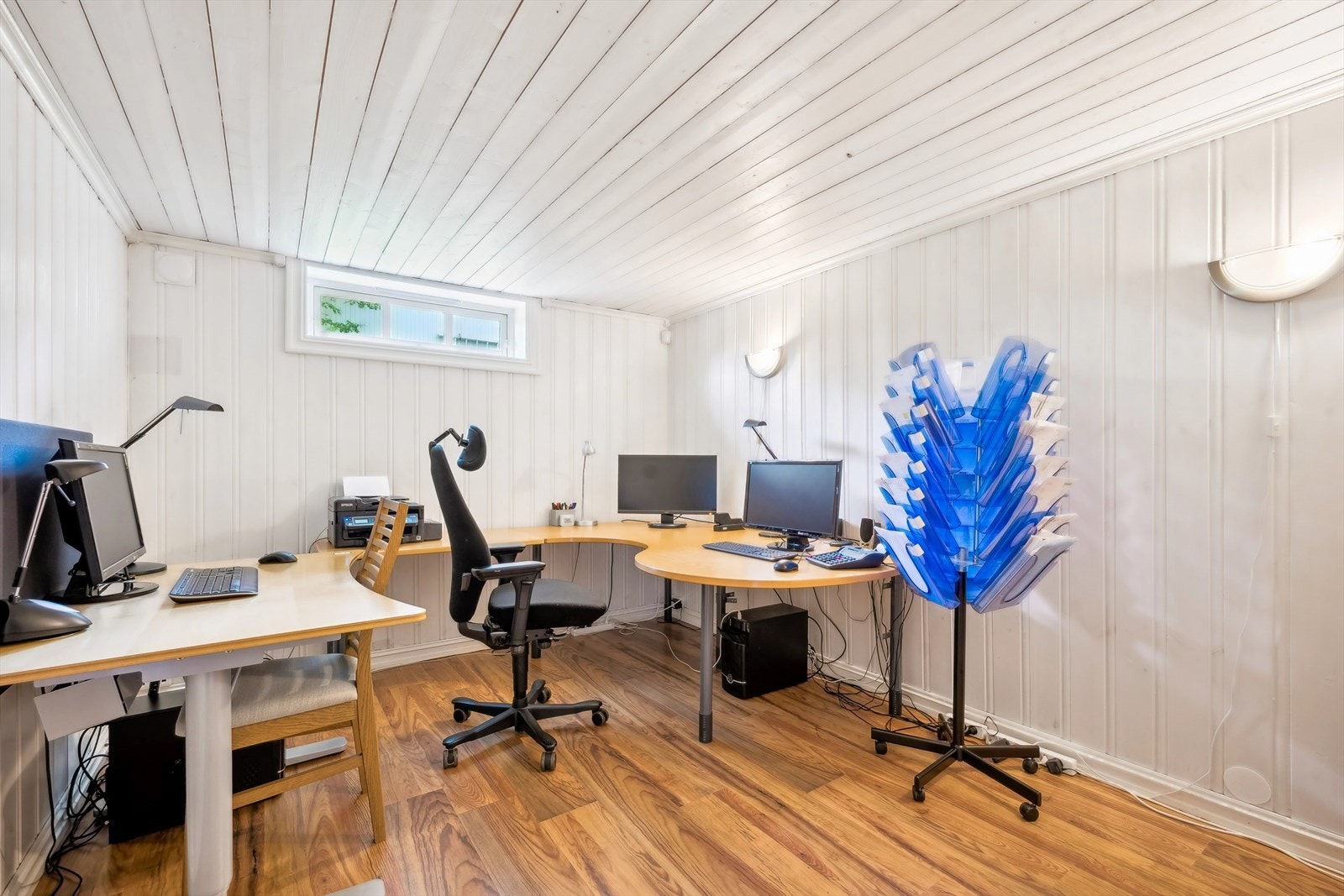 Innredet kontor i underetasjen. Galleribilde