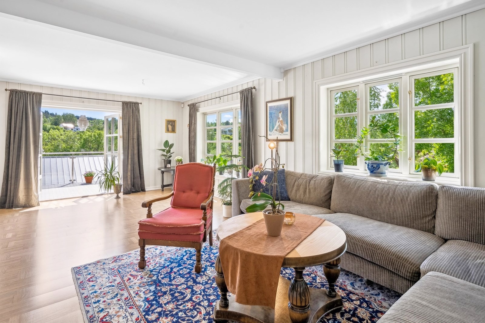 Store vinduer som gir stuen mye naturlig lys. Galleribilde