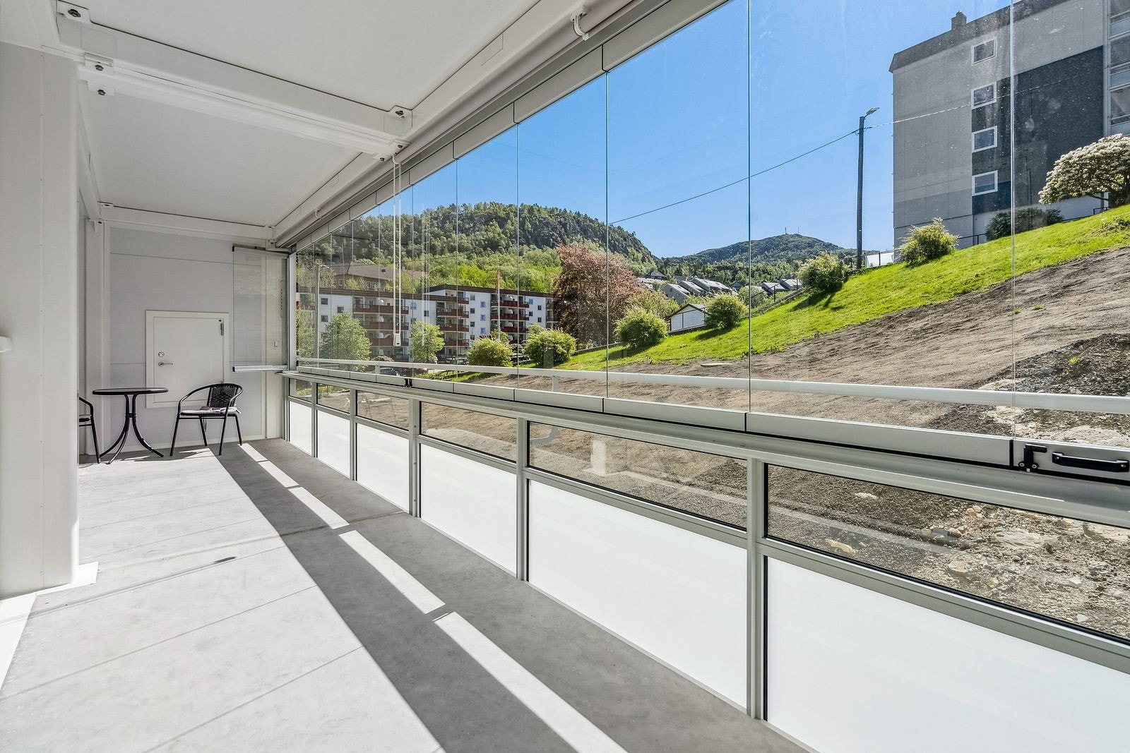 Tiltalende innglasset balkong/terrasse med utgang inngang i fra stue. Galleribilde