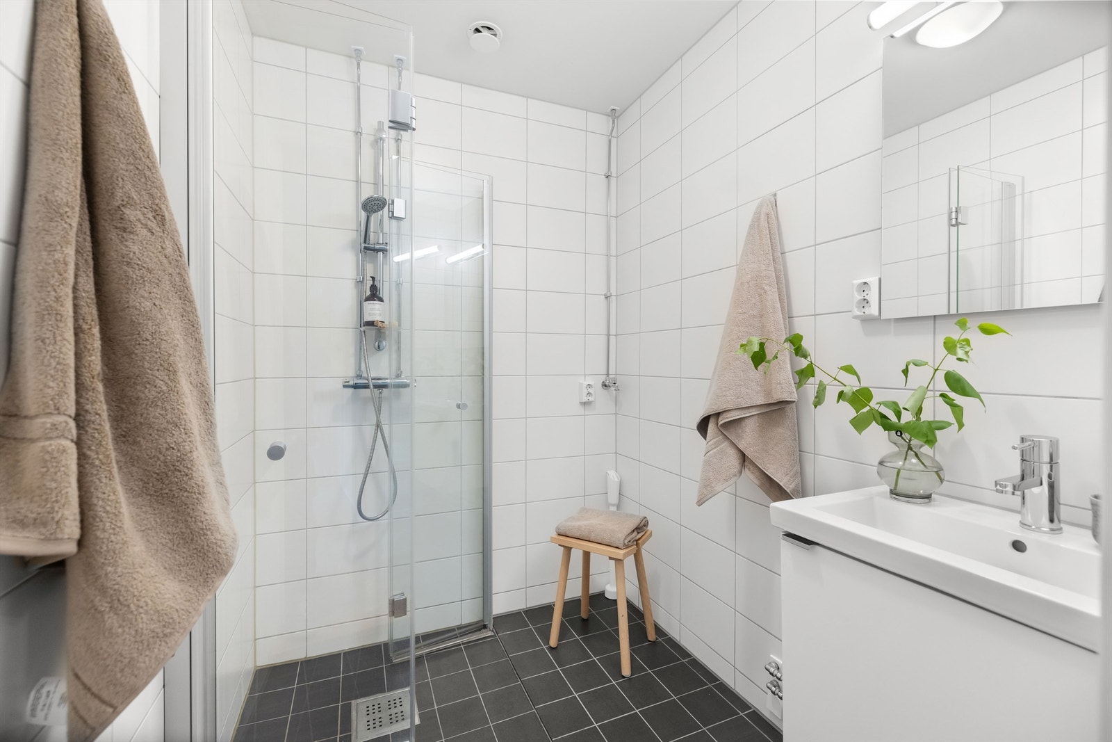 Videre har leiligheten et pent bad, renovert i regi av sameiet i 2019. Badet er innredet med dusjhjørne med dører og opplegg for vaskemaskin. Galleribilde