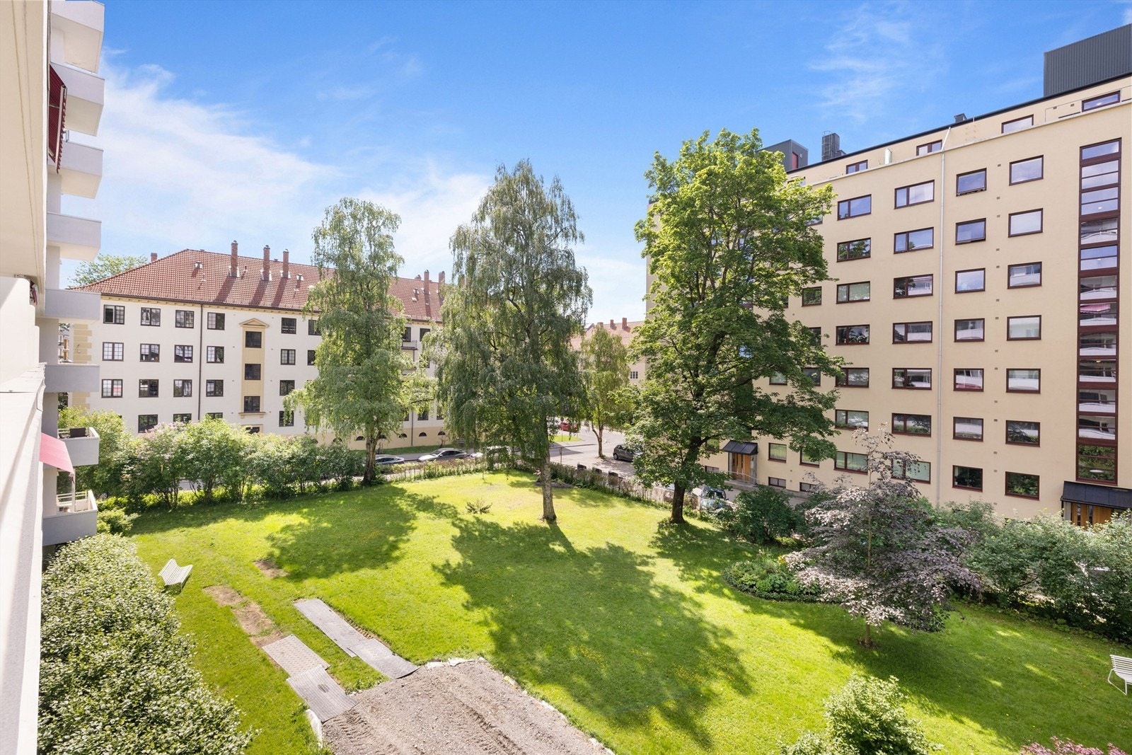 Herfra er det grønt og frodig utsyn mot de flotte fellesarealene i sameiet. Galleribilde