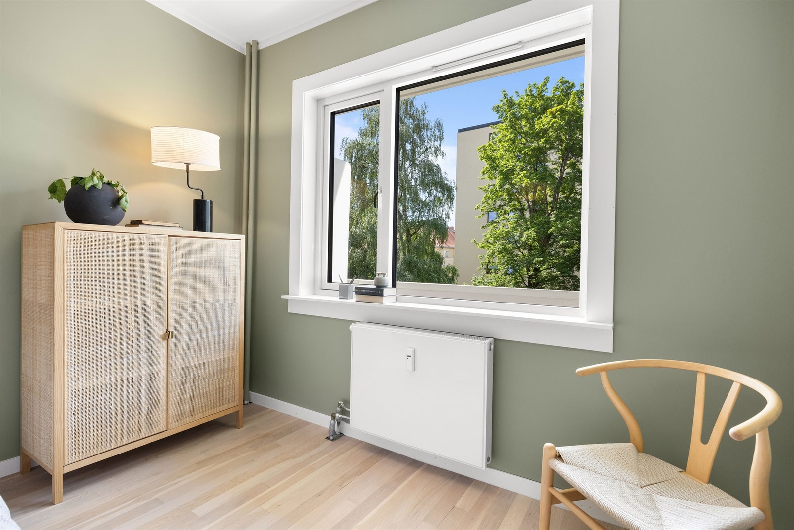 Plass til kontorløsning ved vinduet, eller flere oppbevaringsmøbler. Galleribilde
