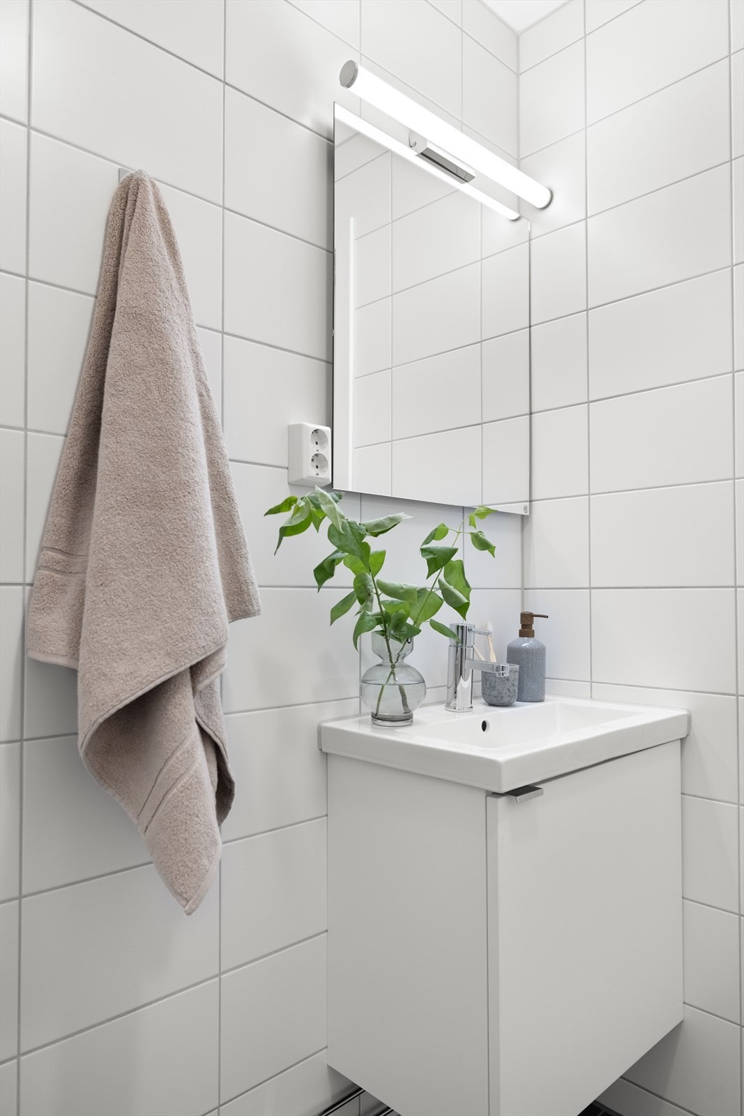 Det er også vegghengt skap med ovenpåliggende servant, samt speil med overlys. Galleribilde