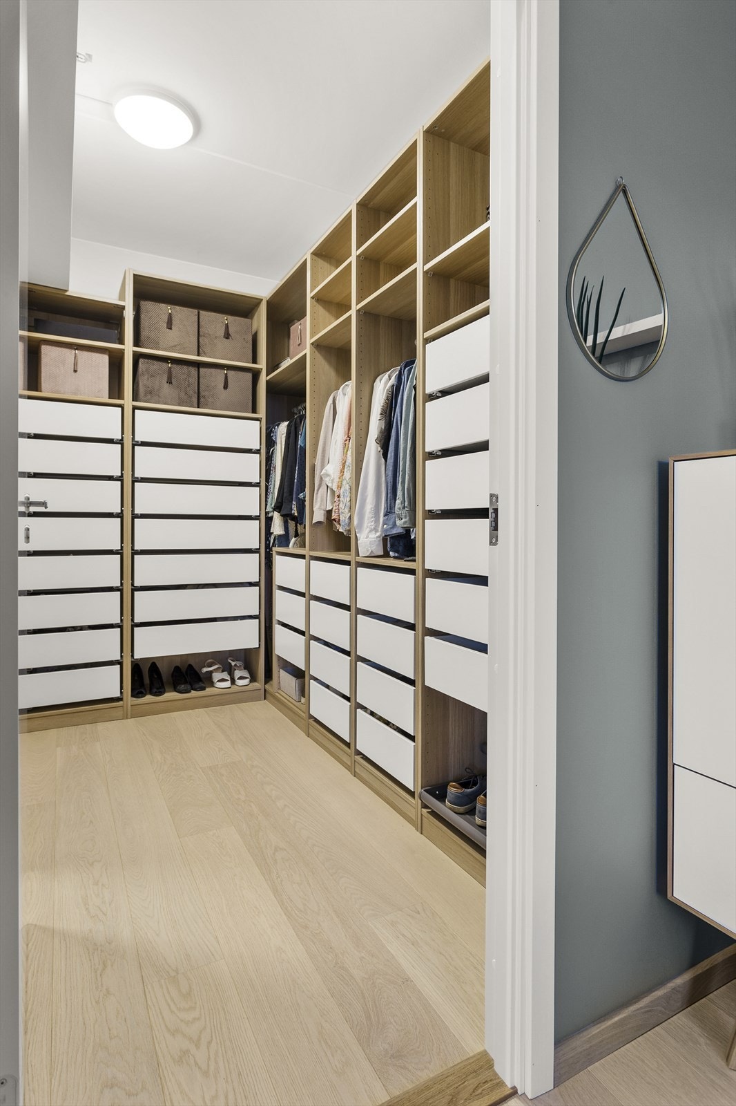 Det er også tilgang til eget flislagt bad og et garderoberom/walk in closet med god plass til oppbevaring. Galleribilde