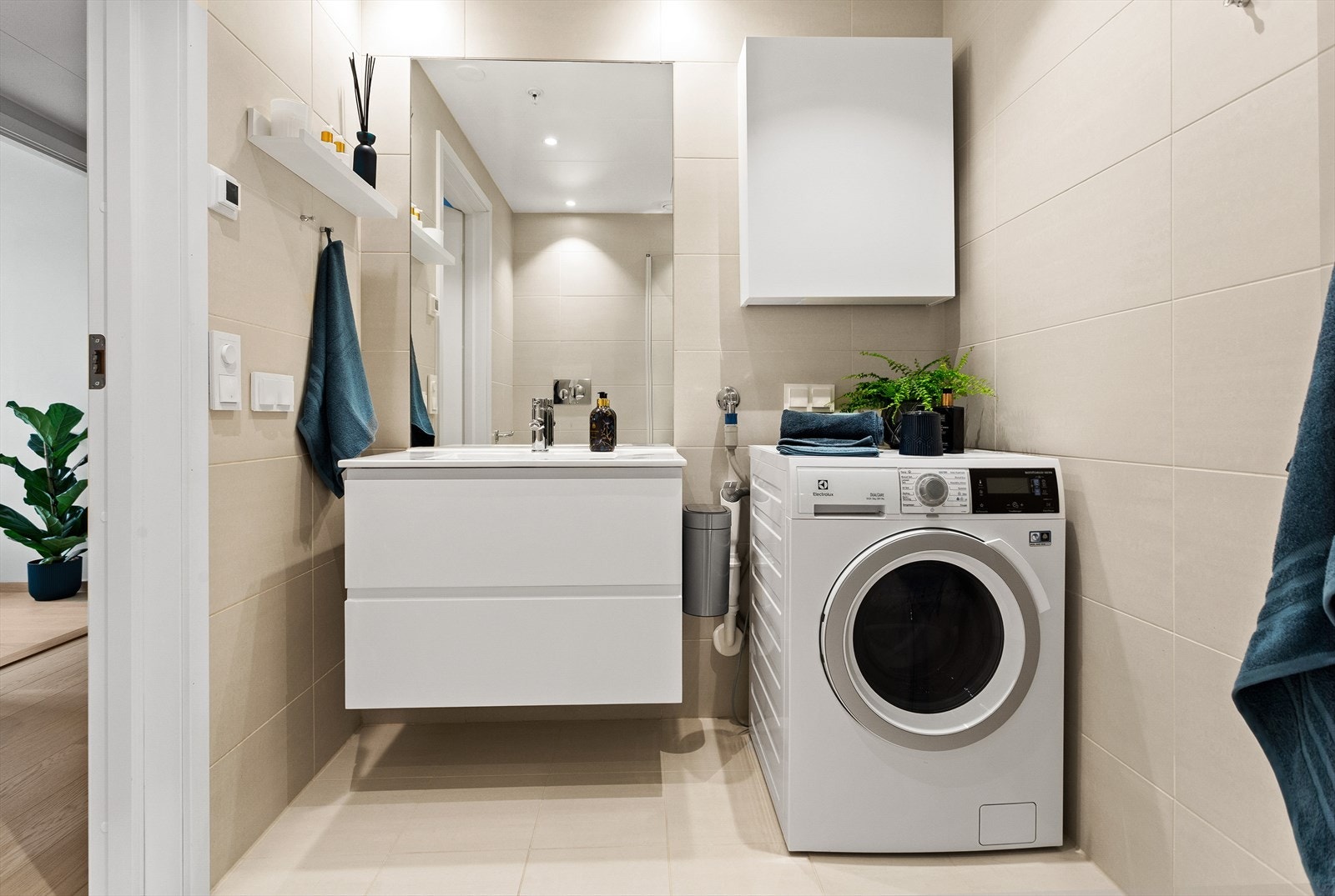 Det er opplegg for og plass til vaskemaskin. Badet har balansert ventilasjon. Galleribilde