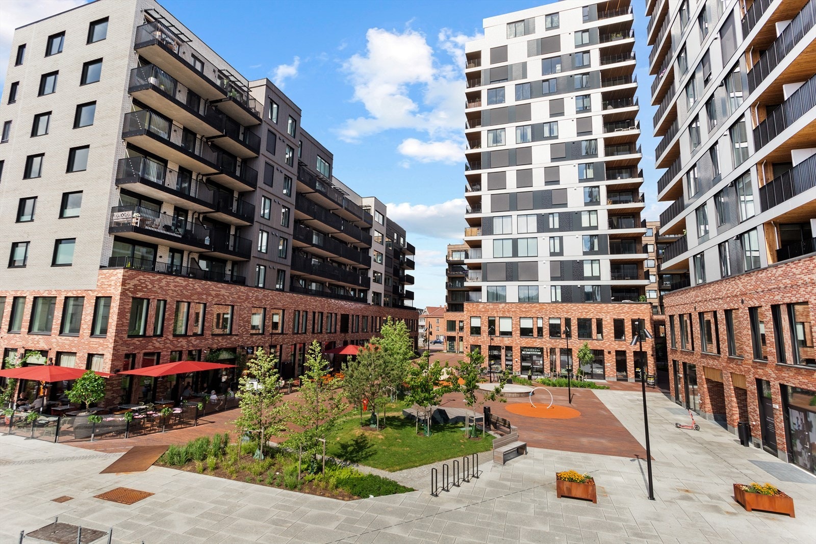 Attraktiv beliggenhet med kort vei til dagligvarebutikker, Lillestrøm Torv, restauranter og andre servicetilbud etc. Galleribilde