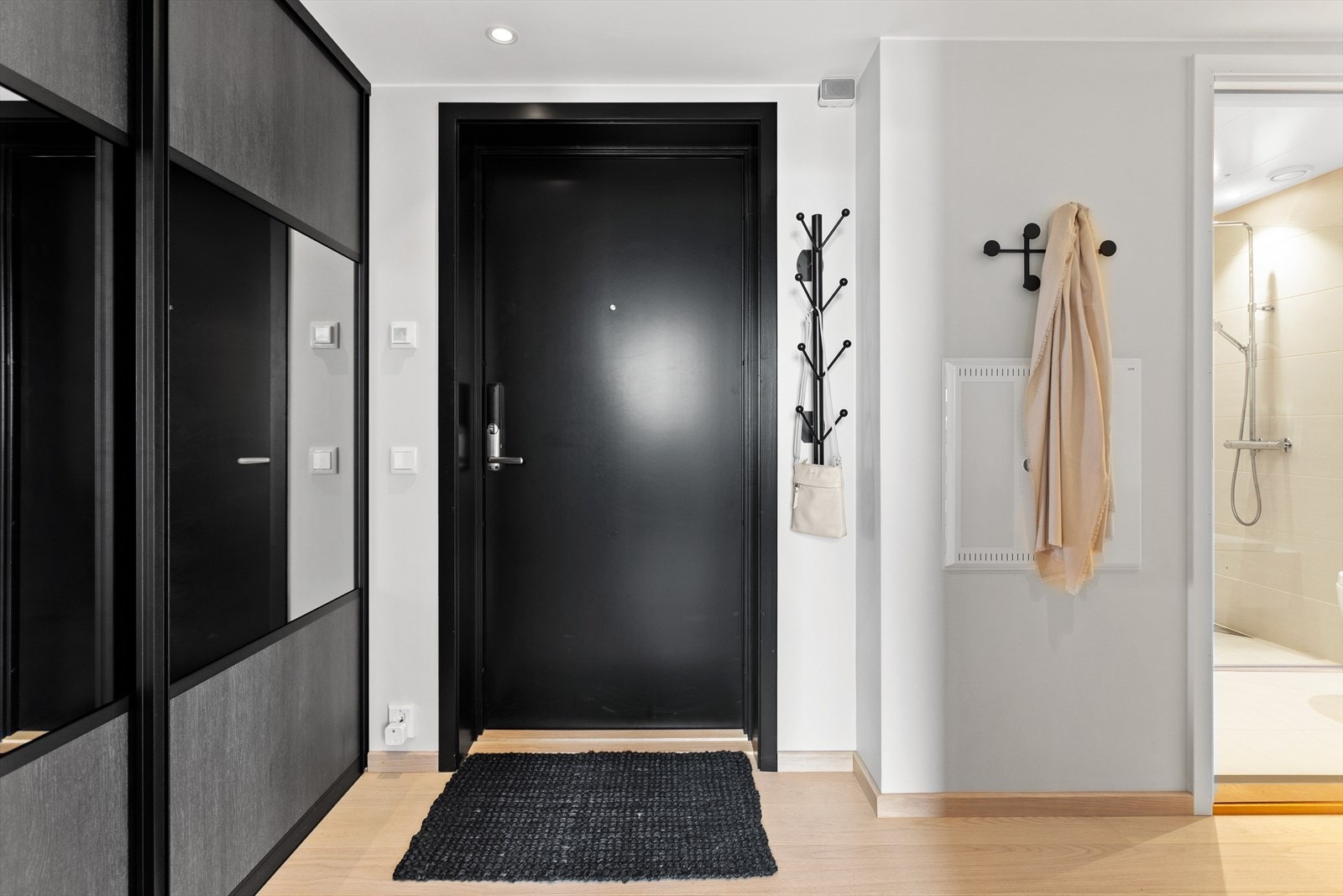 Velkommen inn! Her trer du inn i en romslig og innbydende entré med god plass til oppbevaring av yttertøy i en praktisk skyvedørsgarderobe. Galleribilde