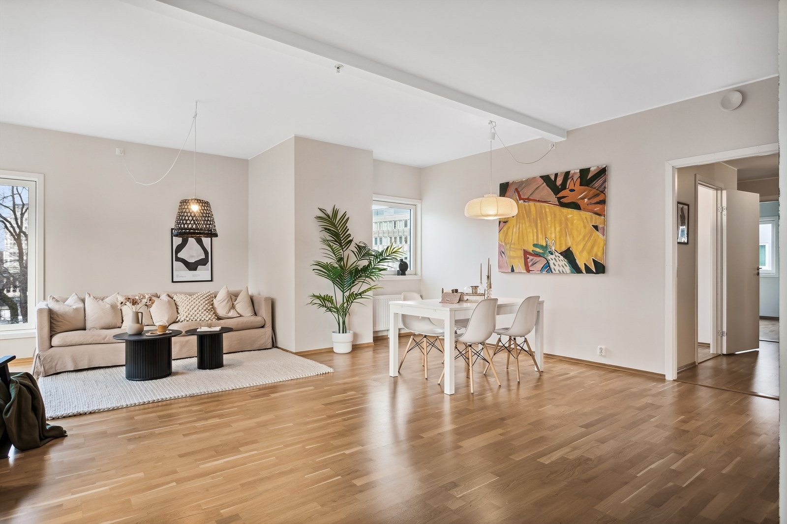 Stor og lys stue som enkelt kan innredes med sofa- og sittegruppe, samt annet ønsket møblement Galleribilde