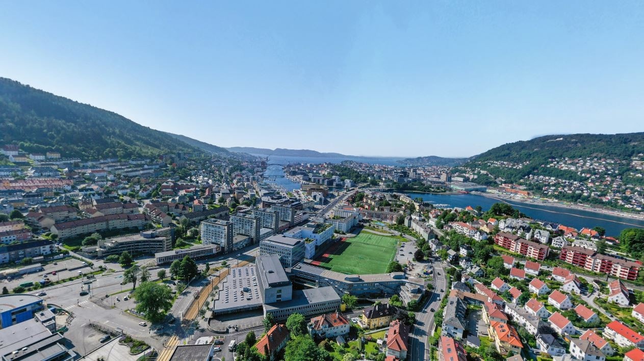 Dronebilde tatt av Inviso. Her kan du se gangavstand til sentrum. Leiligheten ligger i venstre hjørne. Galleribilde