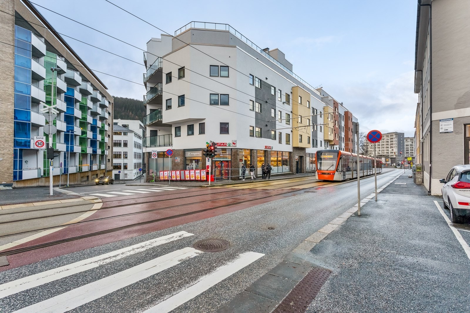 Fasade. Leiligheten har en supersentral beliggenhet rett ved butikk, Bybanen og sentrum. Galleribilde