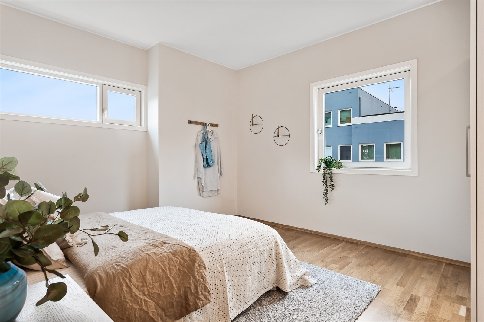 Leiligheten har 3 gode soverom - alle med plass til dobbeltseng, nattbord og garderobe/kommode. Her er soverom nr. 1 Galleribilde