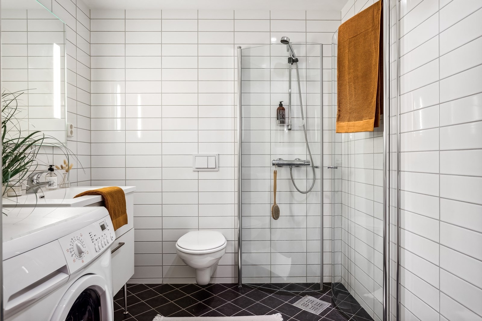 Leiligheten har også 2 bad, en svært praktisk løsning. Hovedbadet inneholder toalett, servant, dusj med vendbare vegger, og opplegg for vaskemaskin. Galleribilde