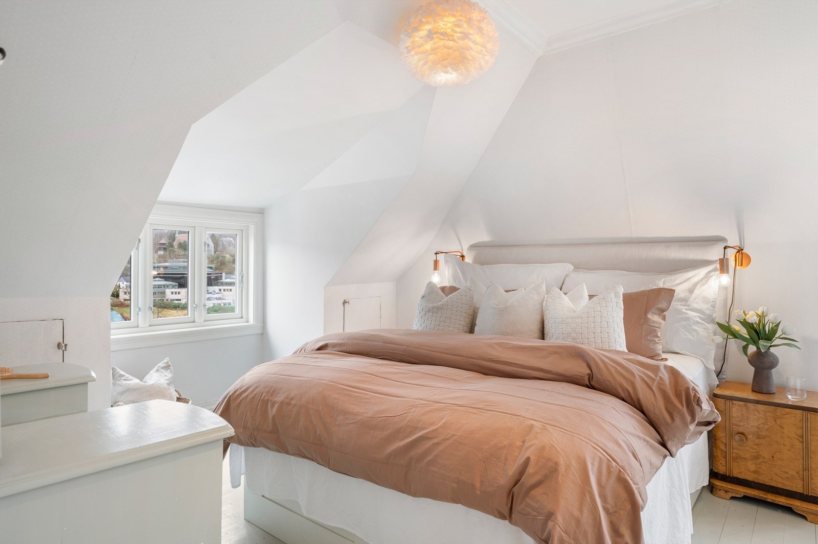 Hovedsoverom er av god størrelse. Det er plass til dobbeltseng og nattbord. Galleribilde