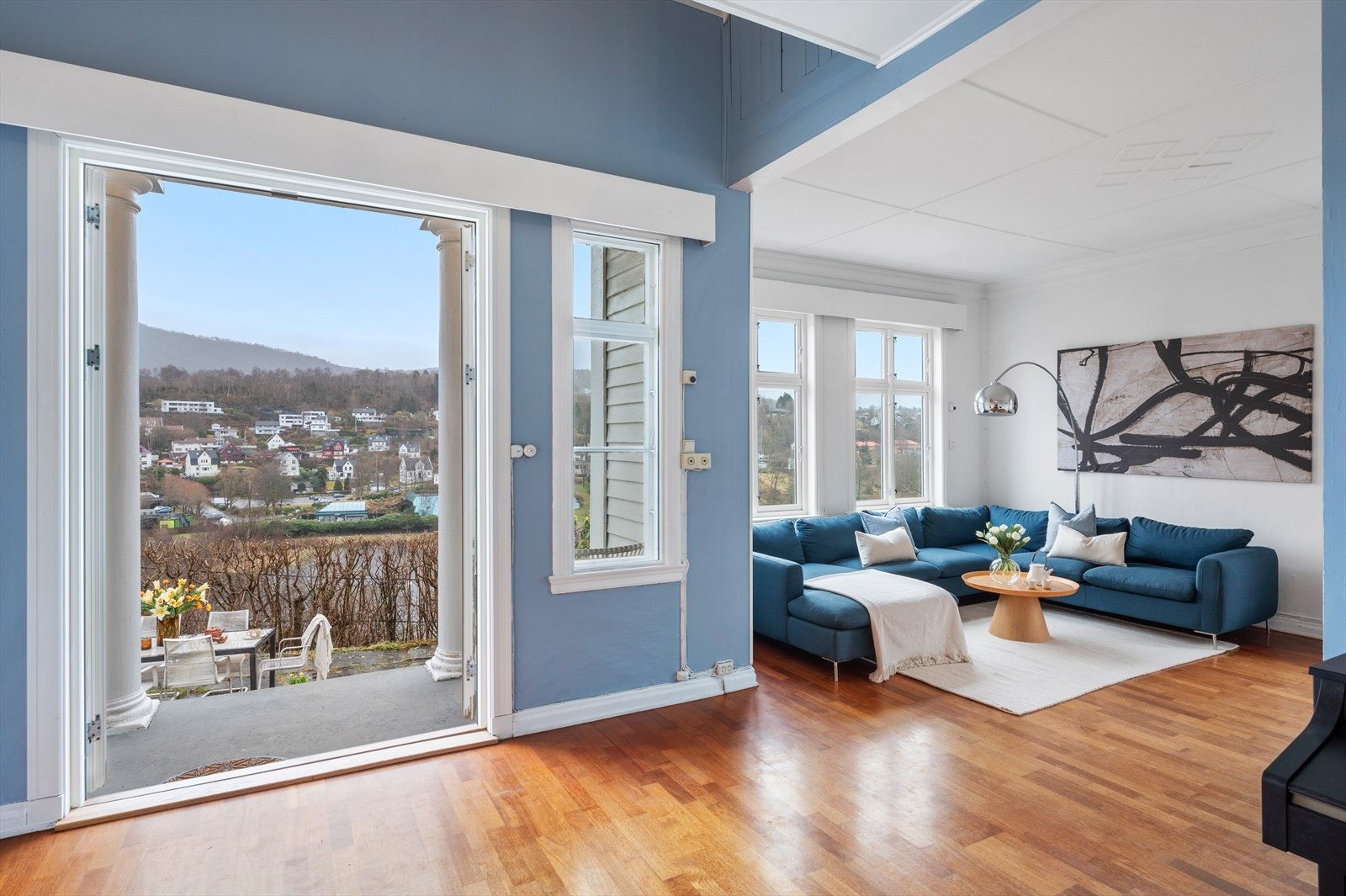 Med utgang fra stuen kommer du til terrassen og hagen. Merk deg den store doble altandøren, som gir en bedre romfølelse og lysforhold, samtidig som at uterommet blir som en forlengelse av stuen. Galleribilde