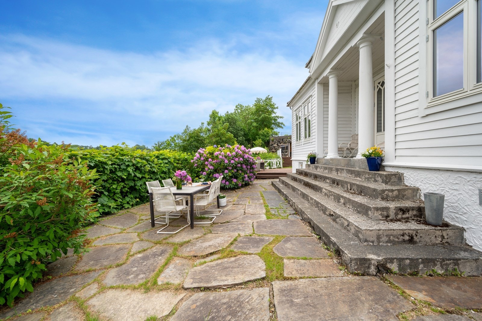 Uteområdet er delvis belagt med steinheller. Galleribilde