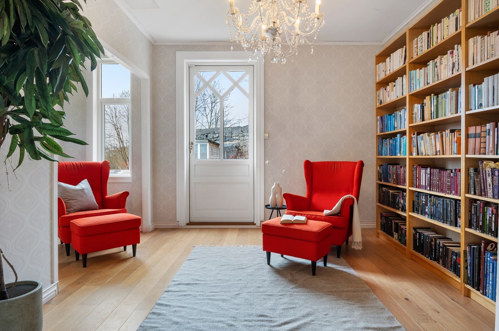 Her er det god plass til flere sittegrupper. Rommet kan innredes som soverom etter behov. Galleribilde