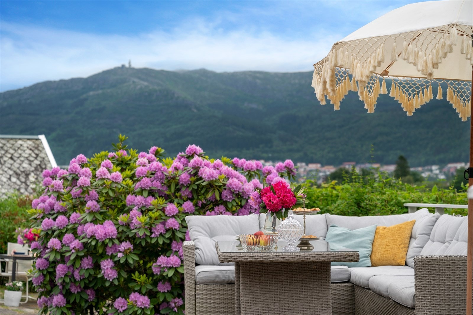 Koselig med egen uteplass hvor man kan invitere til grilling på flotte vår- og sommerdager. Galleribilde