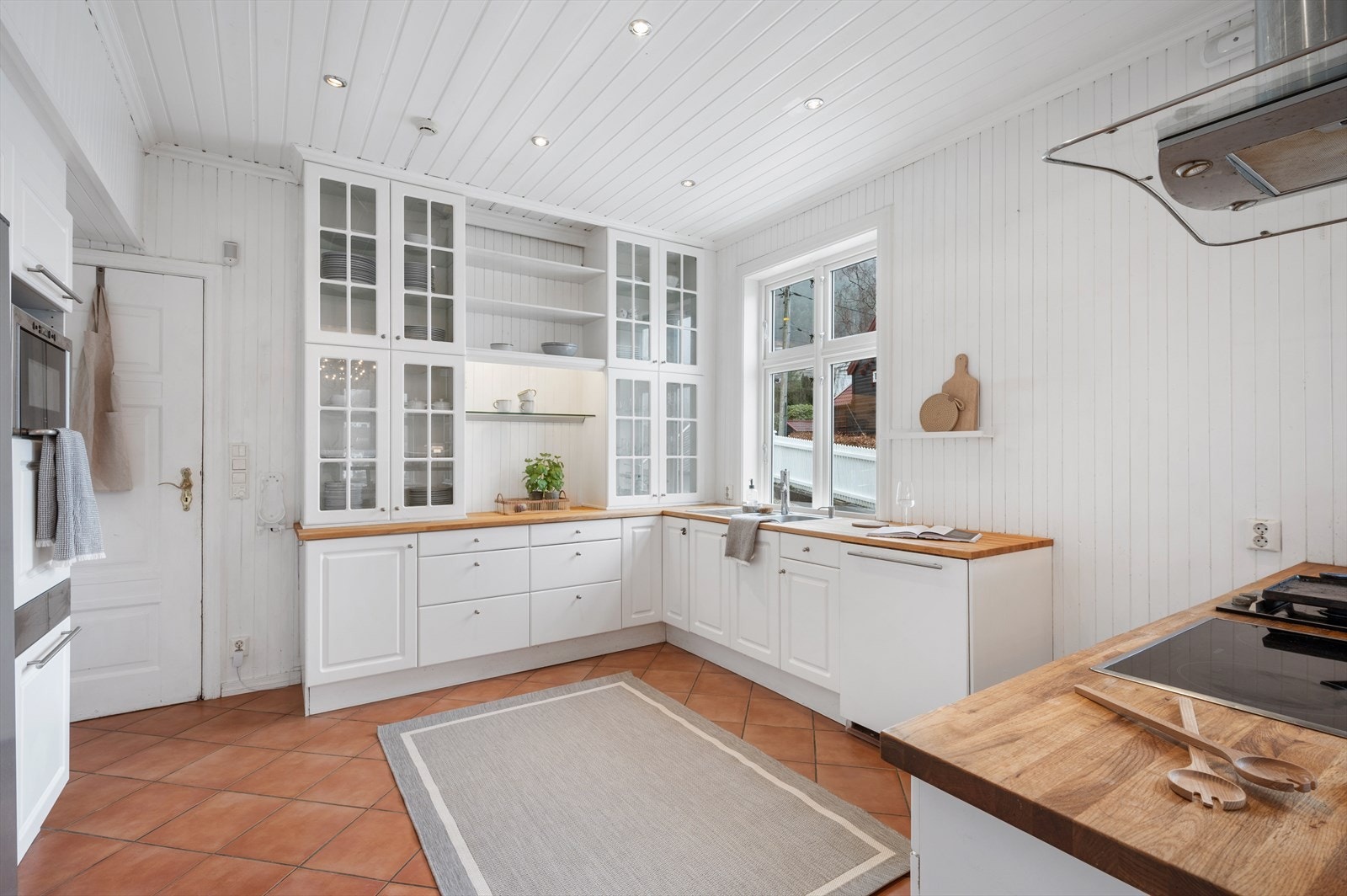 God skap- og benkeplass på kjøkken. Galleribilde