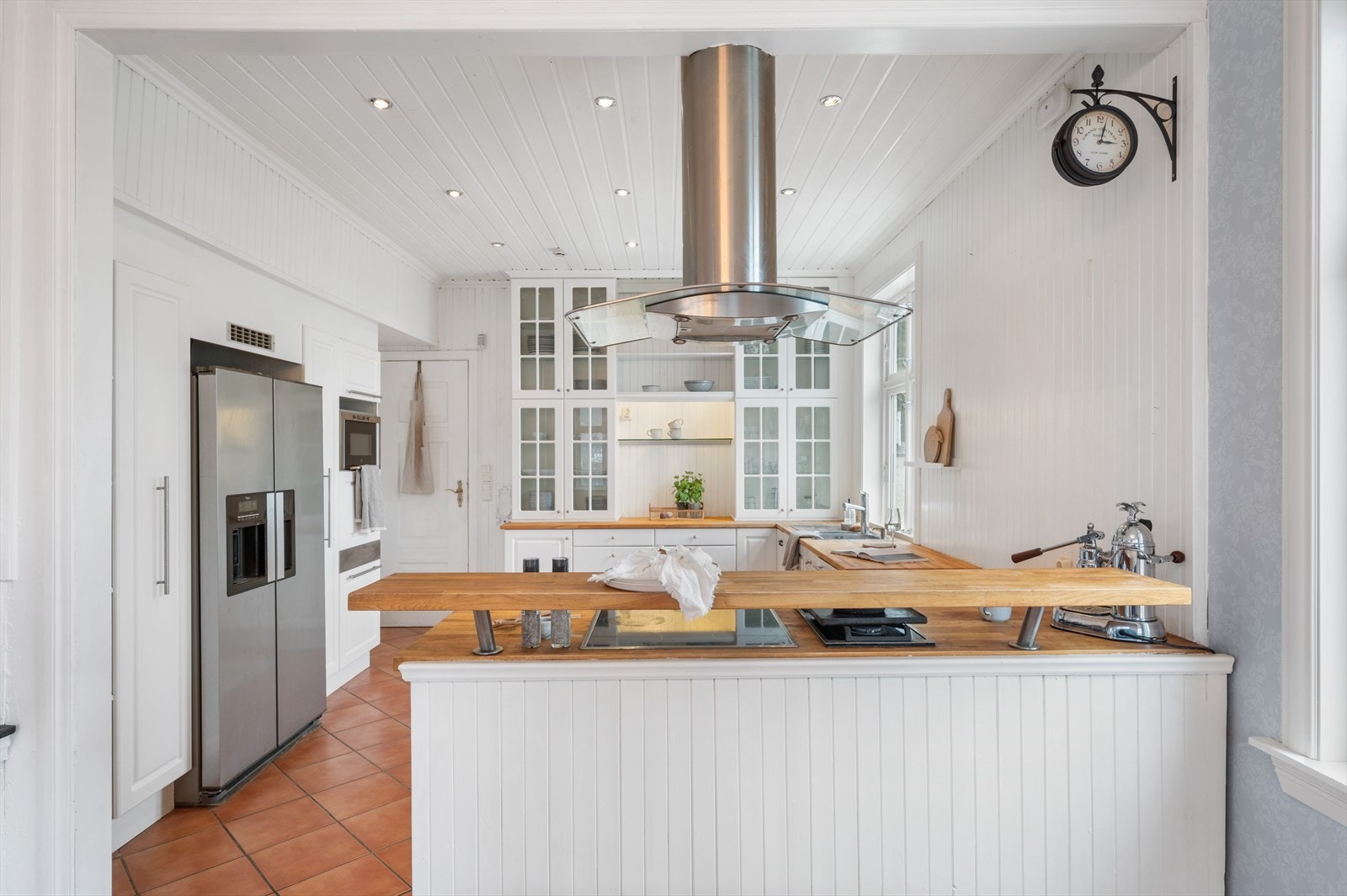 Tidløs og flott kjøkkeninnredning med profilerte fronter og heltre benkeplate. Kjøkkenet ble oppgradert med nye fronter i 2015. Galleribilde