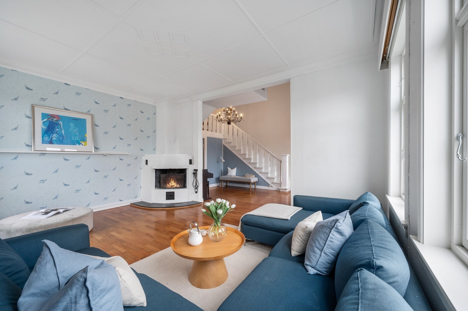 I stuen er det peis som varmer godt på kalde høst- og vinterdager. Det gjørs oppmerksom på at peis ikke er rentbrennende. Galleribilde