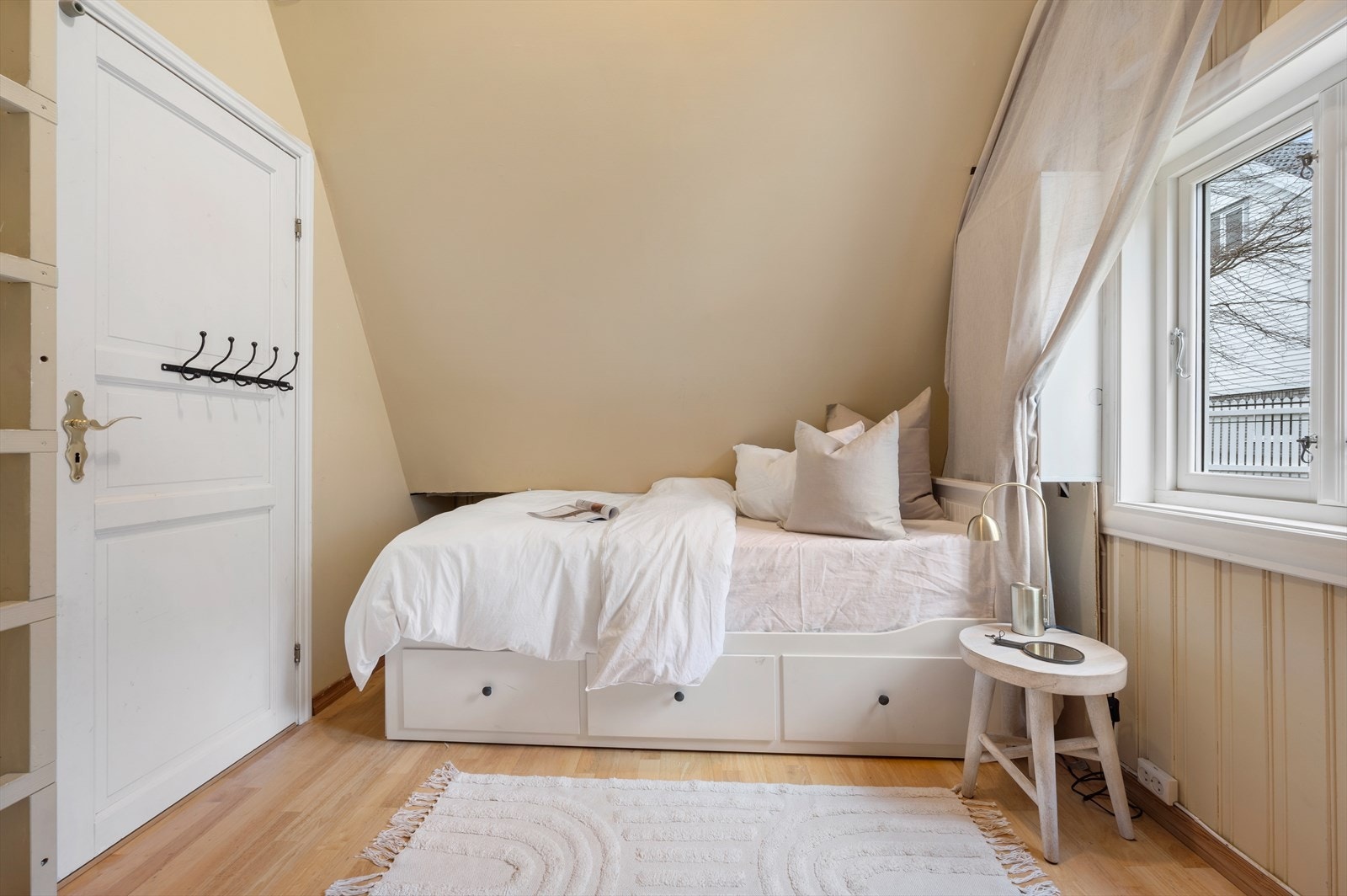 I andre etasje er det fire soverom, det gjøres oppmerksom på at to av soverommene ikke er godkjent. Galleribilde