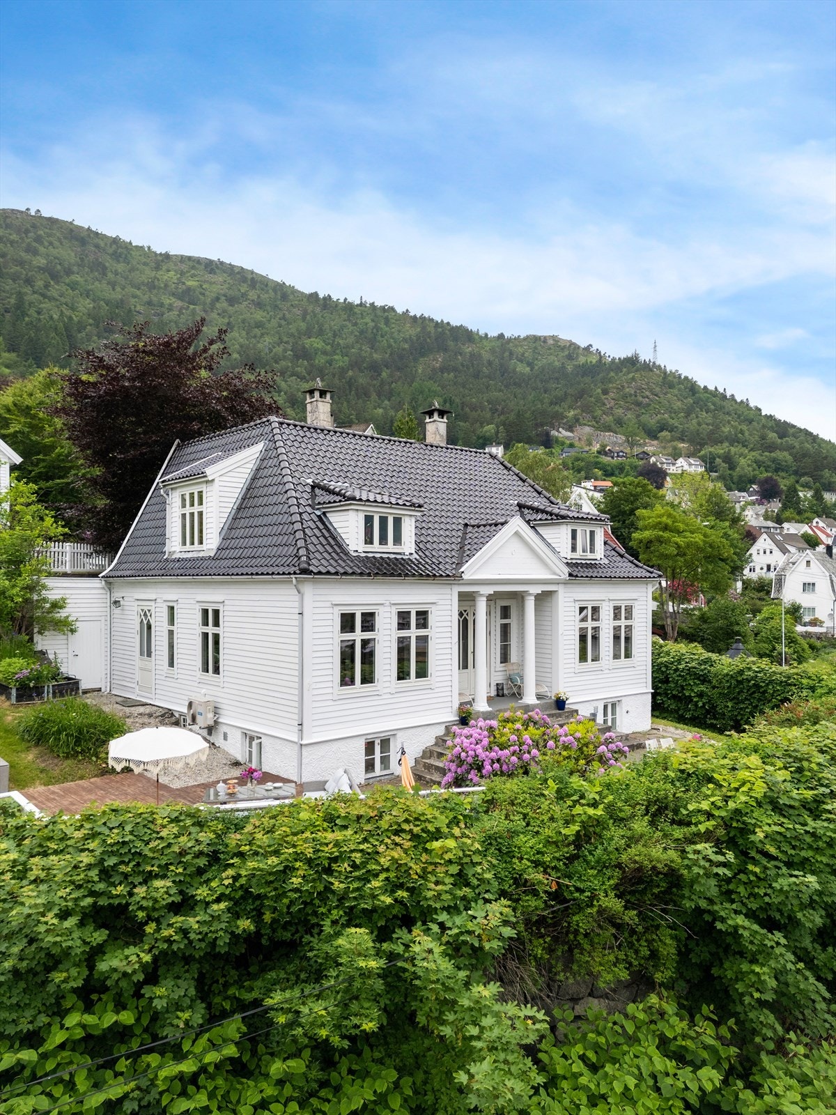 Aktiv eiendomsmegling v/Daniel Midttveit har gleden av å presentere Grønnestølsveien 18. En nydelig Villa med særpreg, bare 7 minutter fra sentrum. Galleribilde