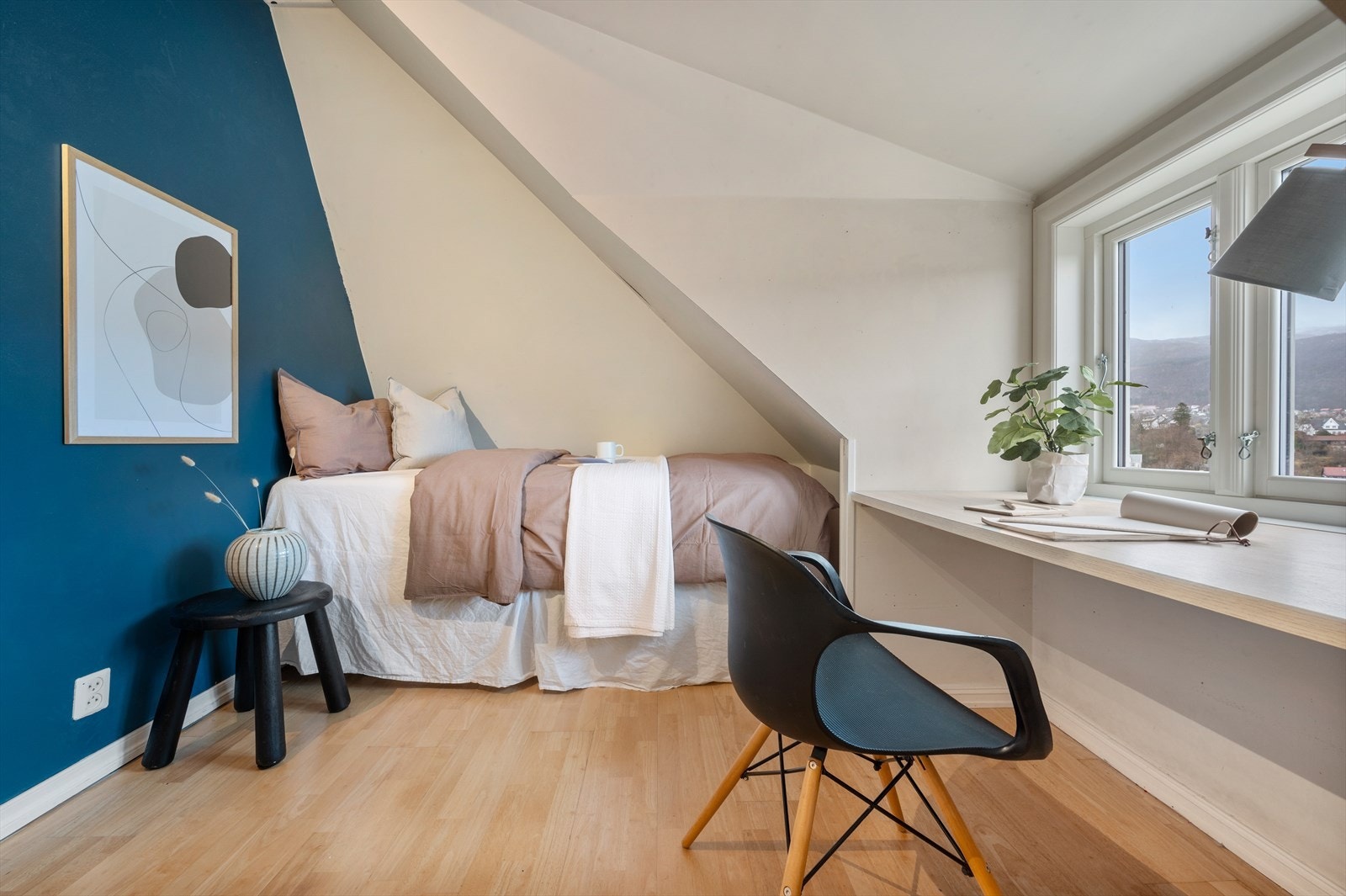 Alle soverommene har god plass til ønsket møblering med seng, nattbord og garderobeskap/oppbevaringsløsninger. Galleribilde