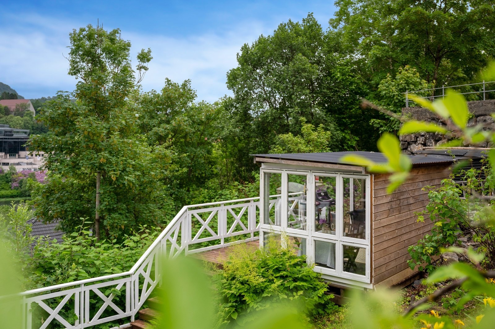 Sommerstuen passer ypperlig til sene kvelder eller på dager hvor det dypper litt fra himmelen. Galleribilde