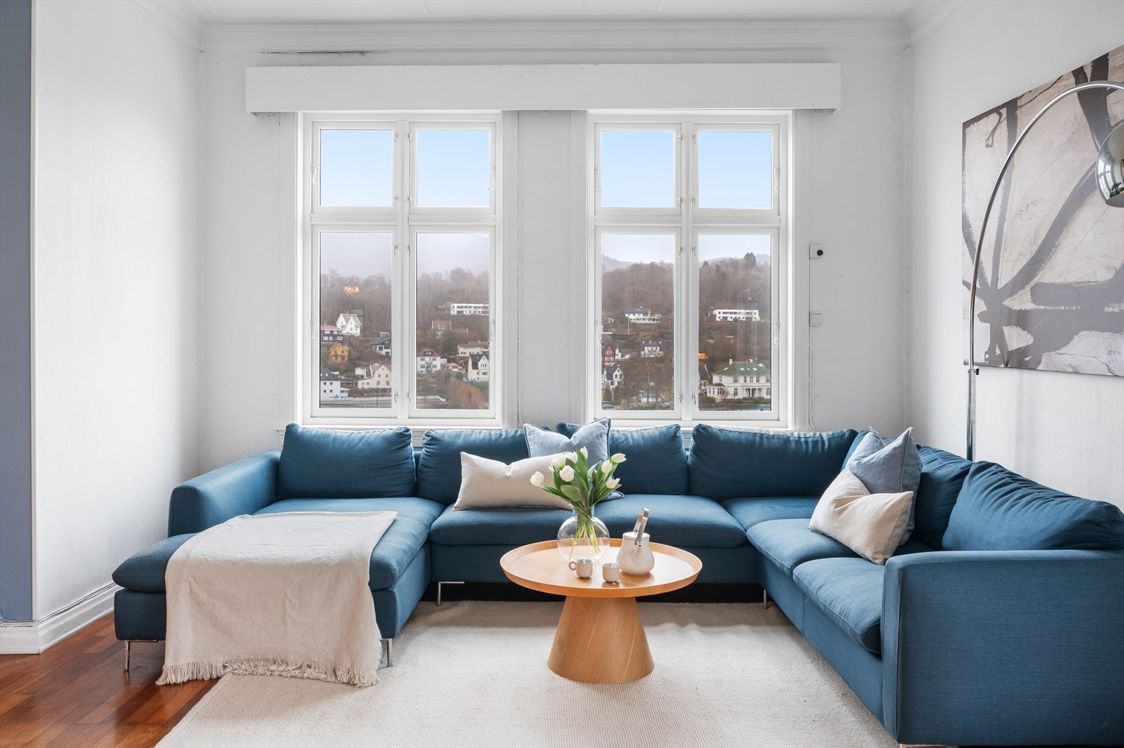 Flott utsikt over nærområdet. Vinduer i 1. og 2. etg. ble byttet i 2022. Selger opplyser at det har vært med å redusere strømutgifter betraktelig. Galleribilde