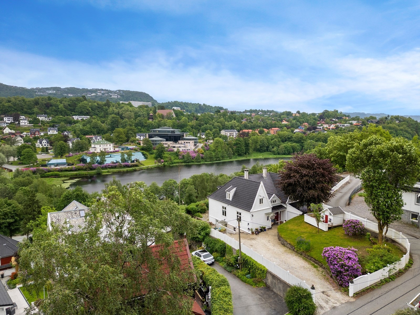 Nydelig beliggende på høydedrag med flott utsikt. Galleribilde