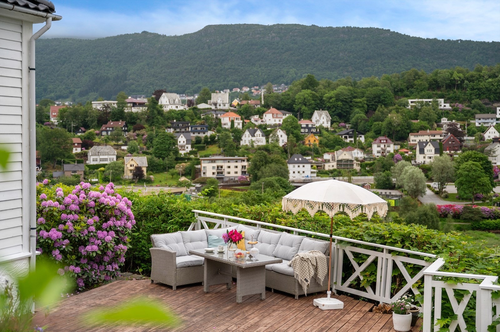 Tomten er pent opparbeidet med platting, terrasse og hage. Her kan man møblere i flere soner. Galleribilde
