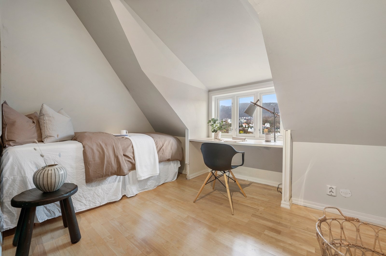 Det gjøres spesielt oppmerksom på at to av soverommene i loftsetasjen ikke er godkjent for varig opphold. Rommene avviker fra godkjente bygningstegninger og rommene som i dag er benyttet som soverom ikke tilfredsstiller kravene til varig opphold. Galleribilde