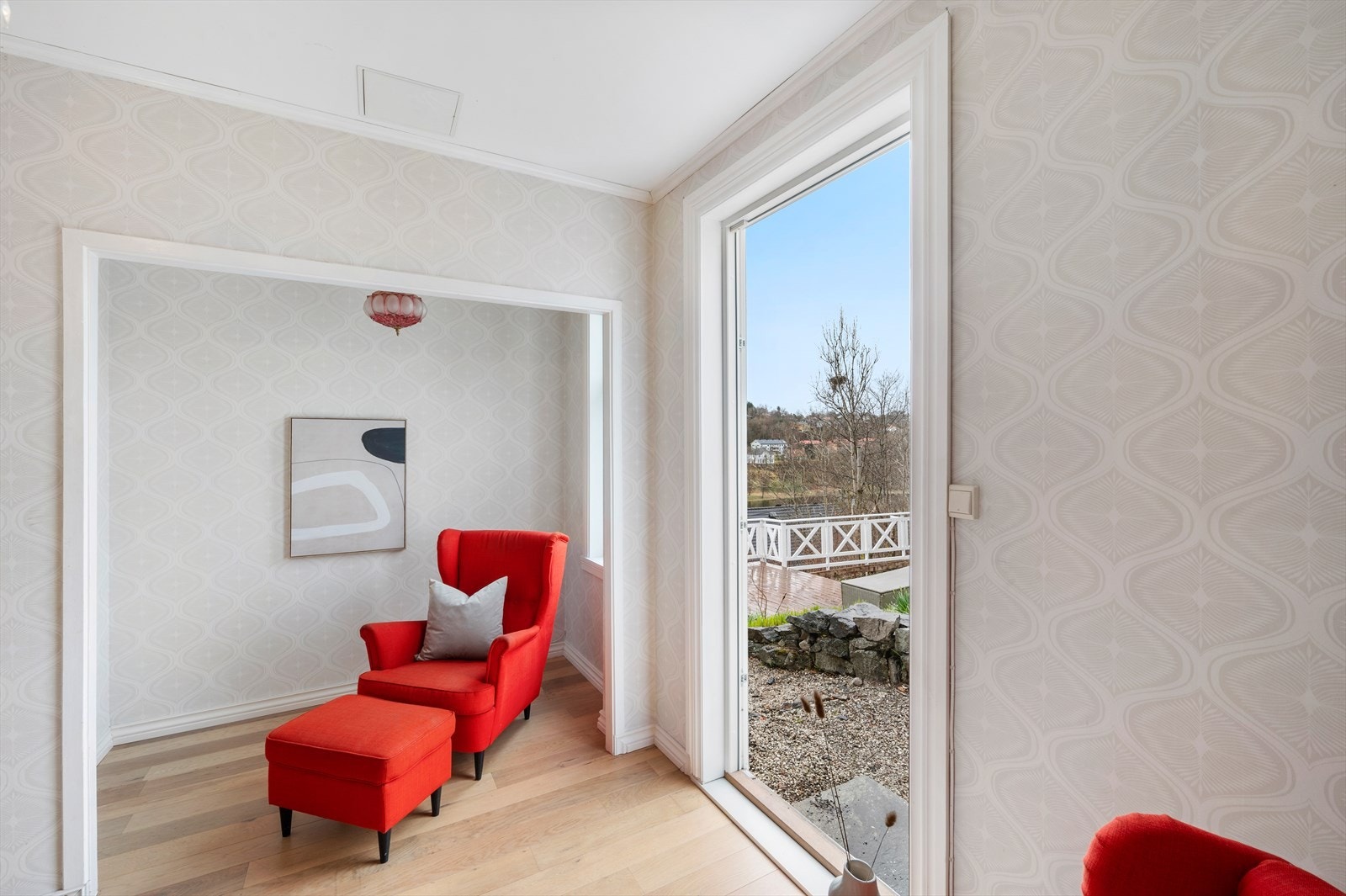 Fra bibliotek er det utgang til hage. Galleribilde