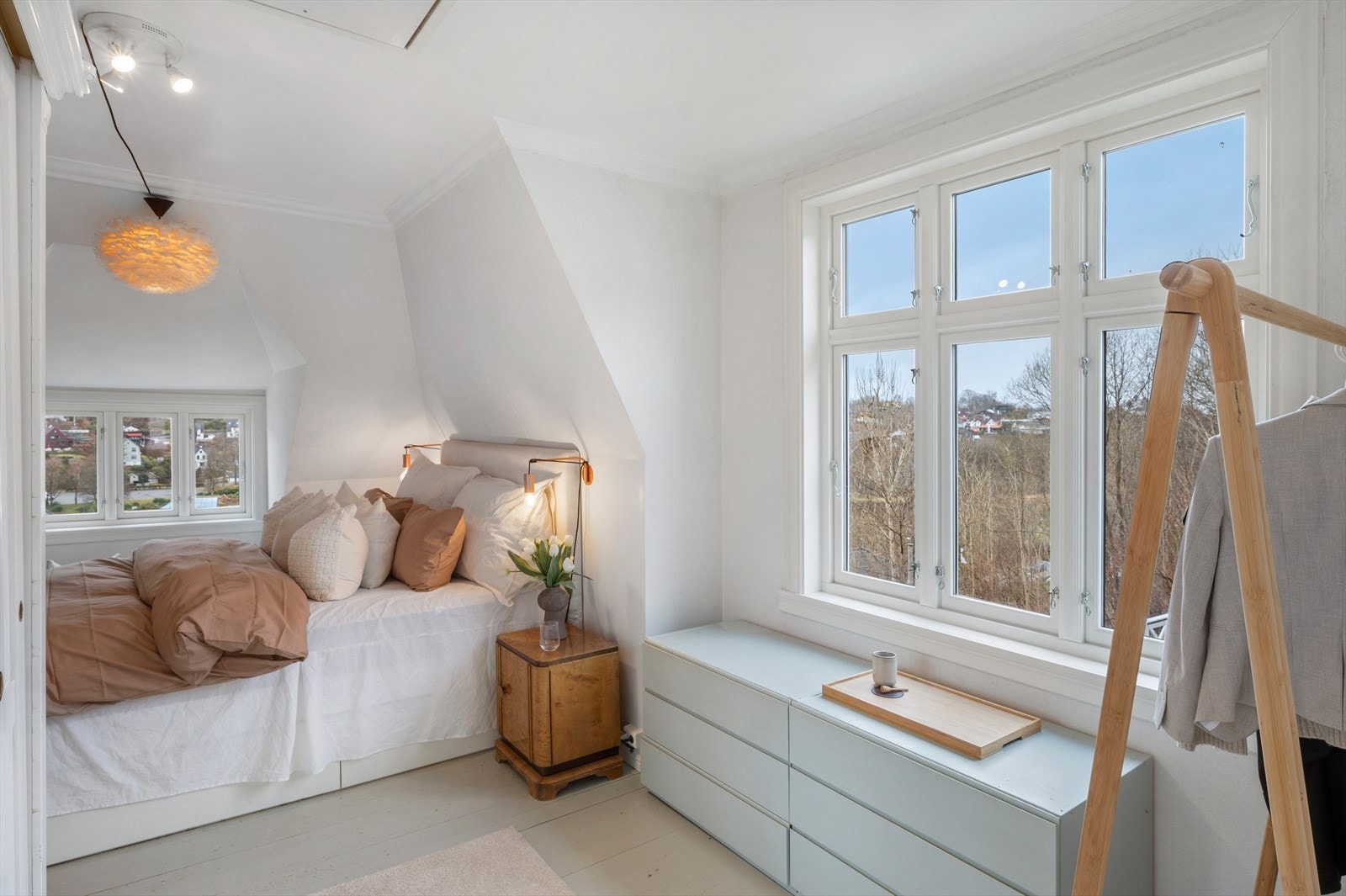 Fra hovedsoverom er det tilkomst til eget bad. Praktisk med egen foreldresone. Galleribilde