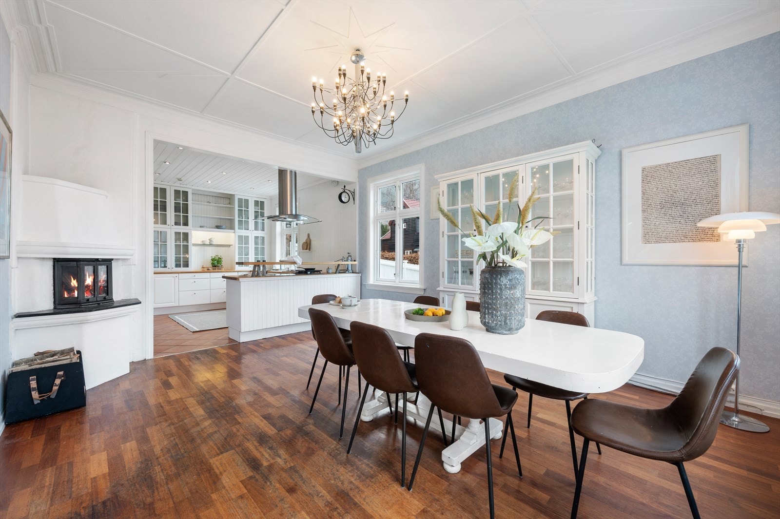 Stort kjøkken med god plass til sittegruppe. Galleribilde