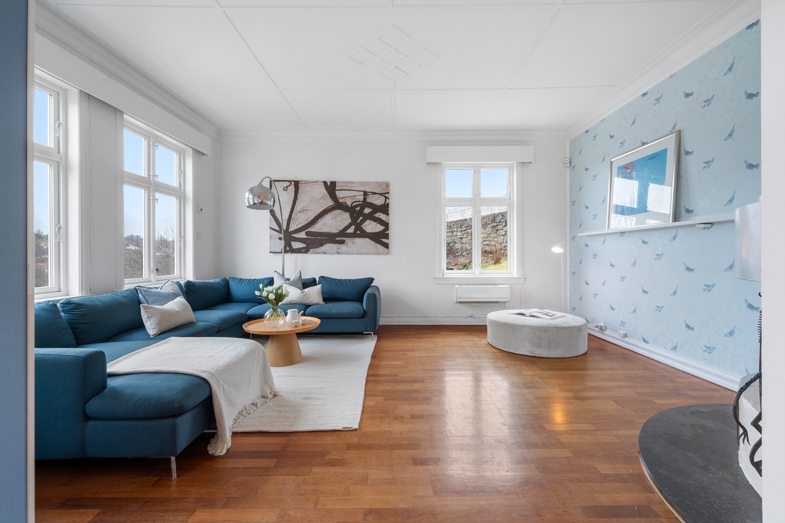 Stuen er stor og luftig, og har store vindusflater. Vinduene gir mye naturlig lysinnslipp, og bidrar til å skape en mer åpen og luftig romfølelse. Galleribilde