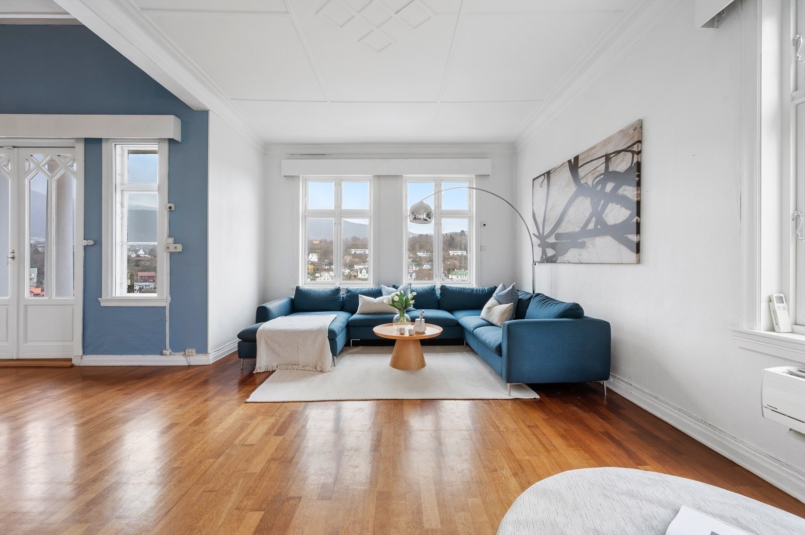 Stuen lar seg enkelt innrede etter eget ønske med både sofagruppe, TV-møbel, og annet møblement. Galleribilde