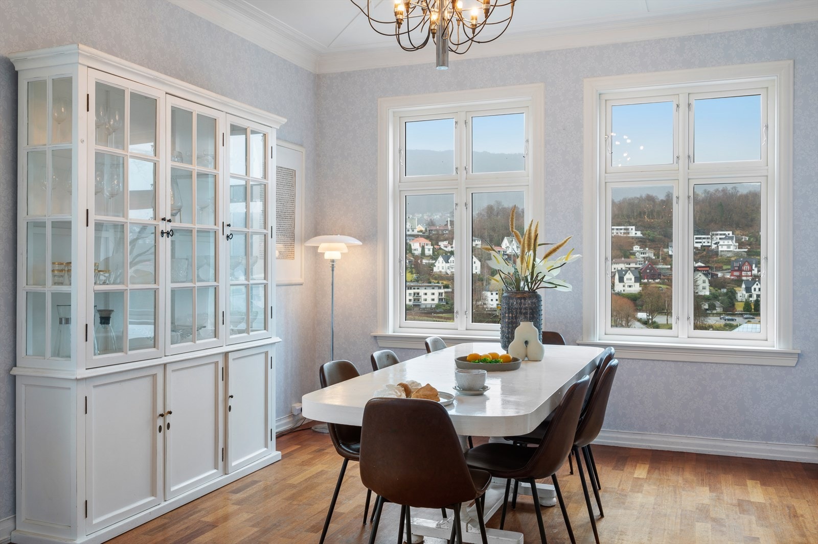 Her kan det nytes gode måltider, med en flott utsikt over nærområde og mot Ulriken. Galleribilde