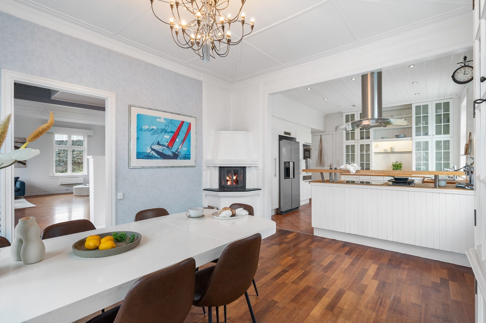 På kjøkkenet er det rentbrennende peisovn som både varmer godt og sørger for hyggelig stemning. Galleribilde