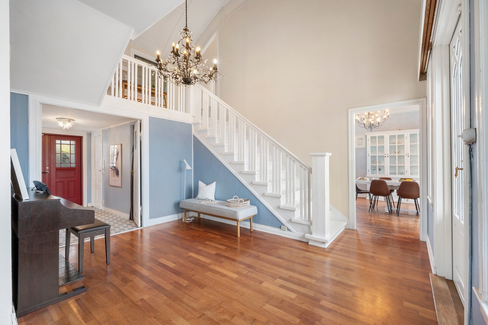 Boligen kan skilte med stor og romslig hall med takhøyde på hele 5,6 meter. Galleribilde