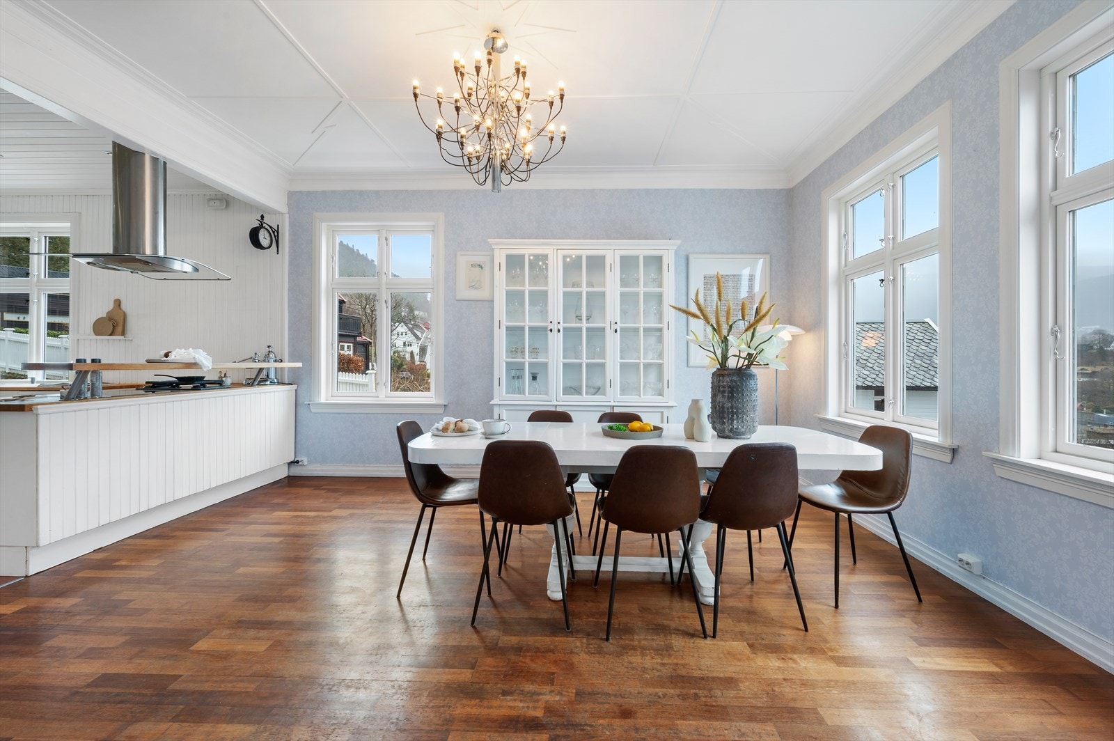 Kjøkken/spisestue. Galleribilde