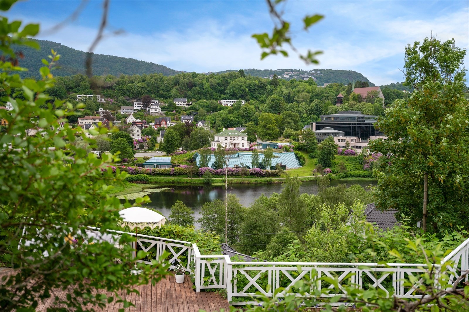 Flott utsikt over nærområdet fra eiendommen. Galleribilde