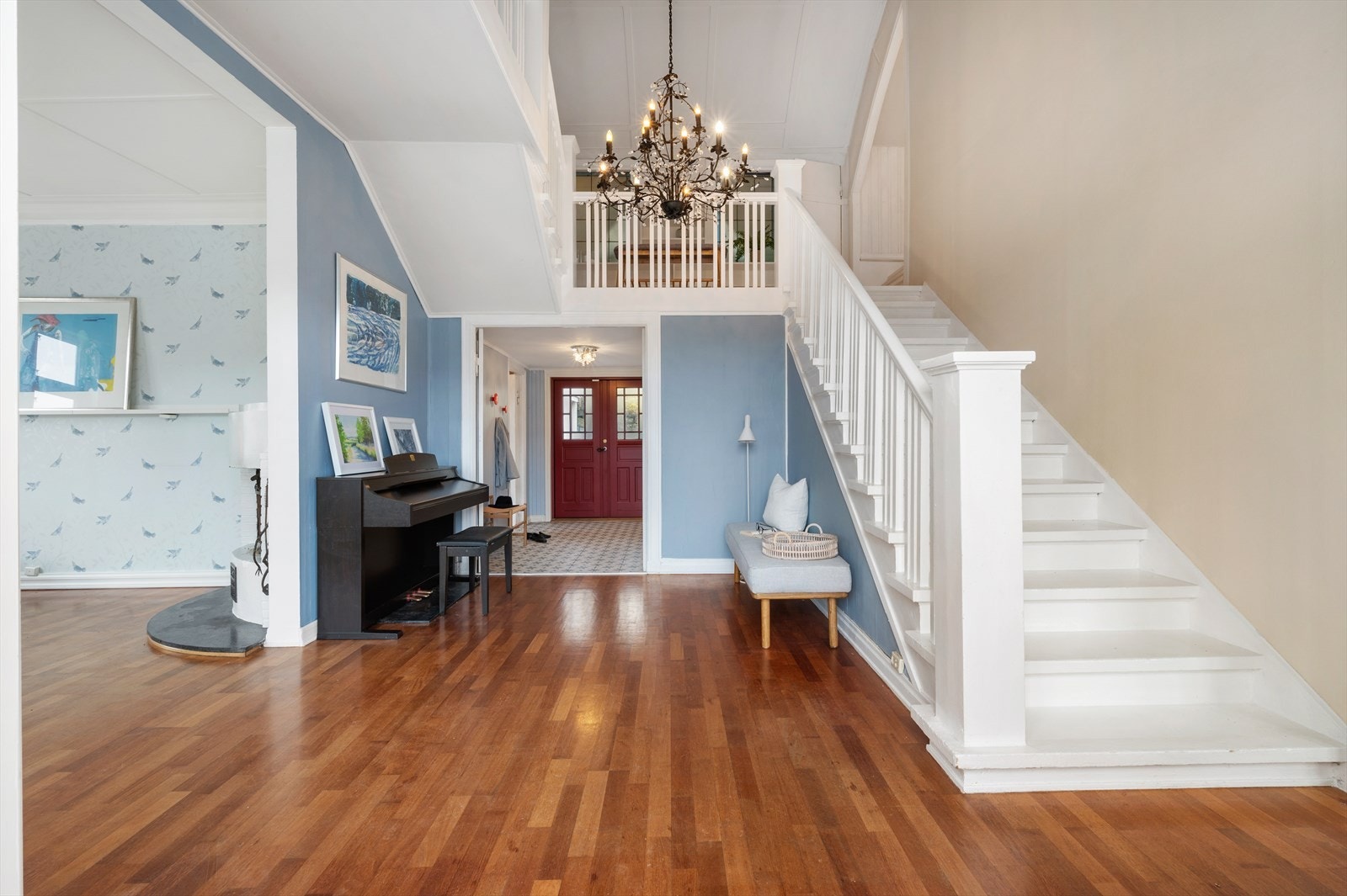 Fra hallen er det tilkomst til til stue og spisestue/kjøkken. Legg merke til den flotte lyskronen som setter et ærverdig preg på rommet. Galleribilde