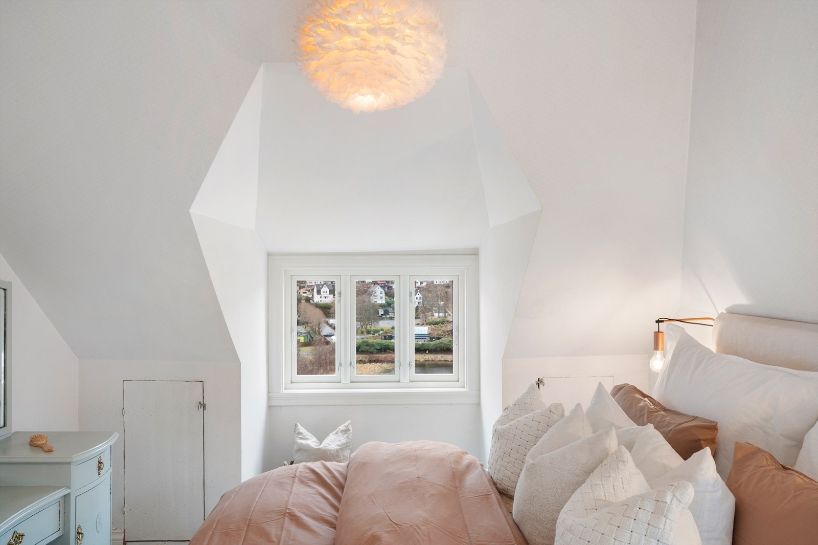 Fra hovedsoverom er det nydelig utsikt over nærområdet. Galleribilde