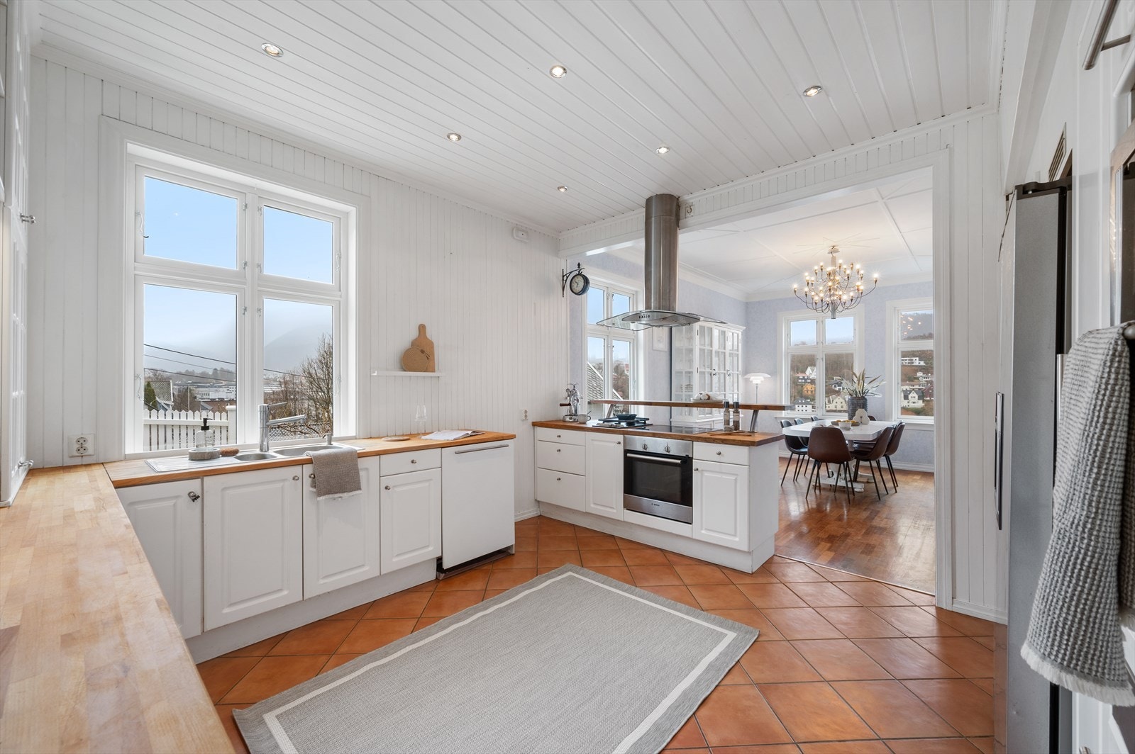 Det er god skap- og benkeplass for matlaging og oppbevaring. Kjøkkenets sosiale utforming gjør det enkelt å underholde gjestene som sitter i spisestuen. Galleribilde