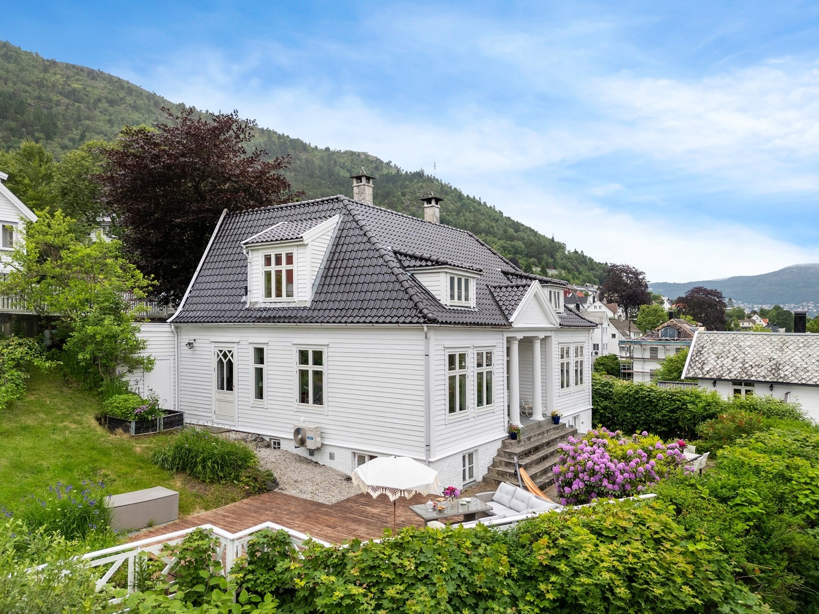 Uteområdet er tillaget med ulike soner og beplanting. Her er det rikelig med plass til å boltre seg på for store og små. Galleribilde