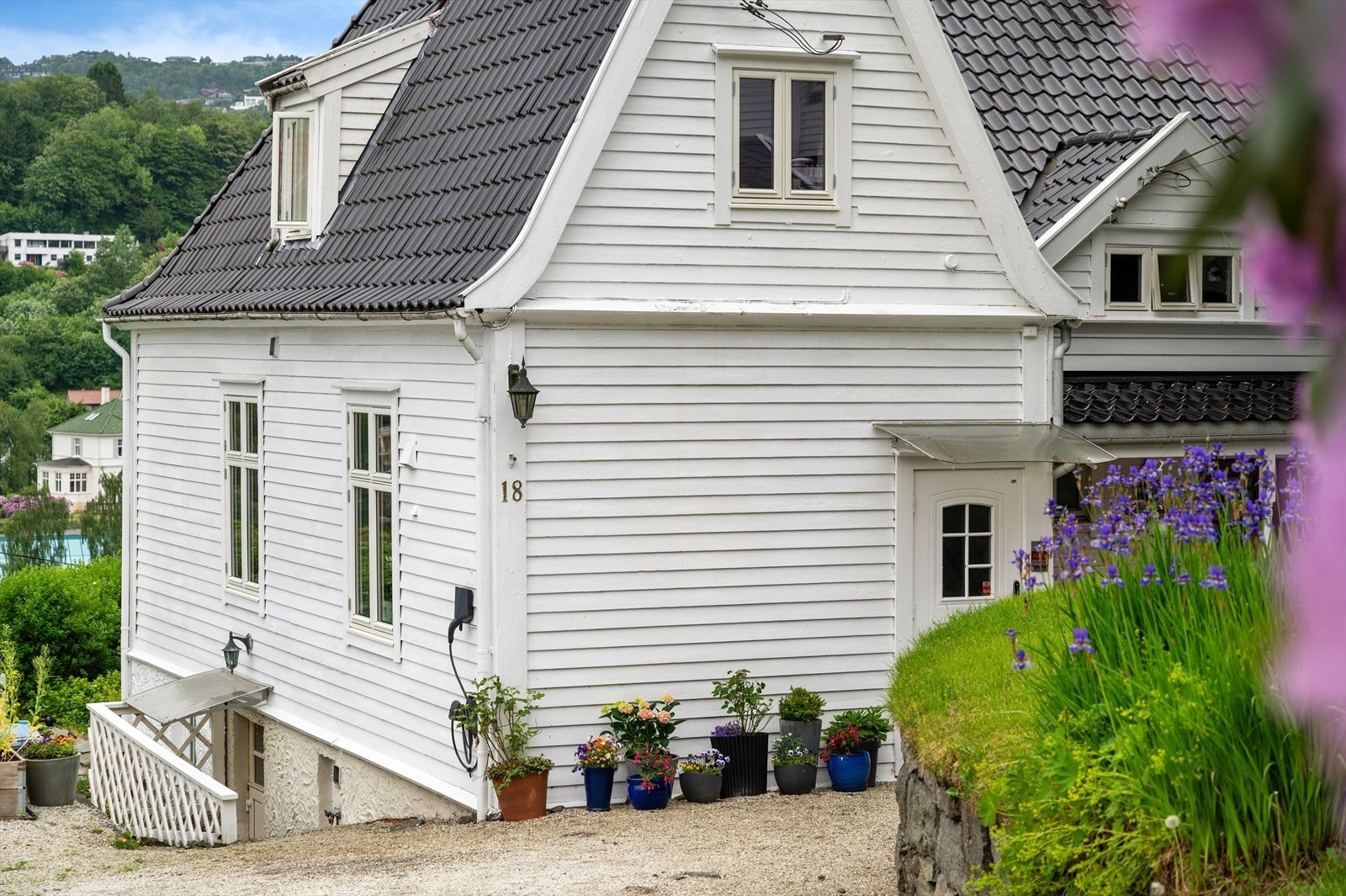 Det er nylig installert lader til elbil. Galleribilde