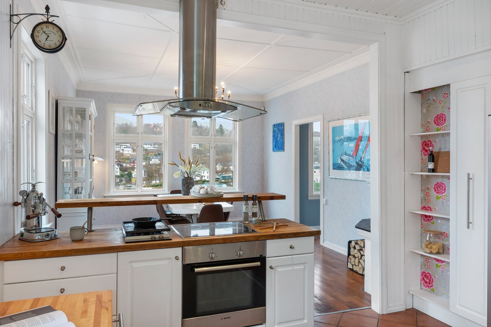 Det er integrert induksjonsplatetopp, egen sone med to gassbluss, stekeovn, og oppvaskmaskin. Galleribilde