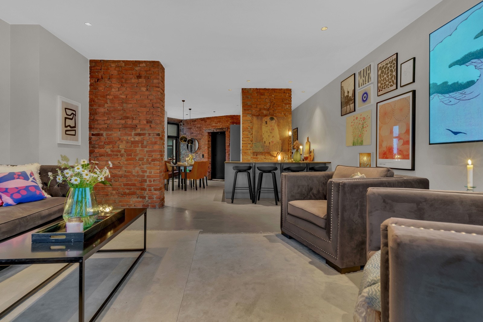 Stuen ligger i åpen sosial løsning med delvis åpen kjøkkenløsning. Galleribilde