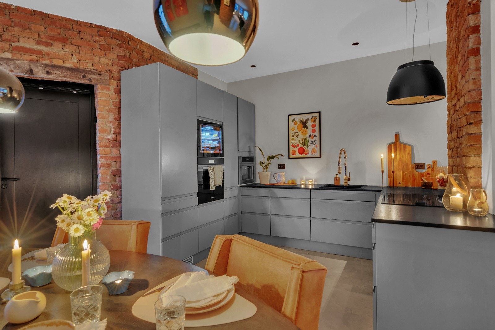 Dette er et flott kjøkken du vil trives med. Kjøkkenet har slette fronter, benkeplate, enkel oppvaskkum, samt ventilator med kullfilter, og hvitevarer som følger med. Galleribilde